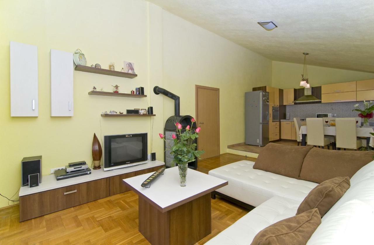 Apartment Mihanovic Žrnovnica エクステリア 写真